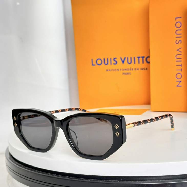 Picture of Louis Vuitton Sunglasses _SKUfw77644223fw